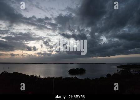 Des nuages pittoresques au coucher du soleil sur la mer dans le parc national des Everglades, aux États-Unis Banque D'Images