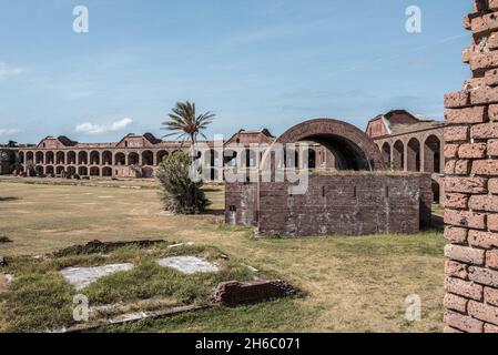 Cour abandonnée à l'intérieur de fort Jefferson sur Dry Tortuga Island, États-Unis Banque D'Images