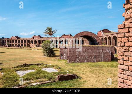 Cour abandonnée à l'intérieur de fort Jefferson sur Dry Tortuga Island, États-Unis Banque D'Images