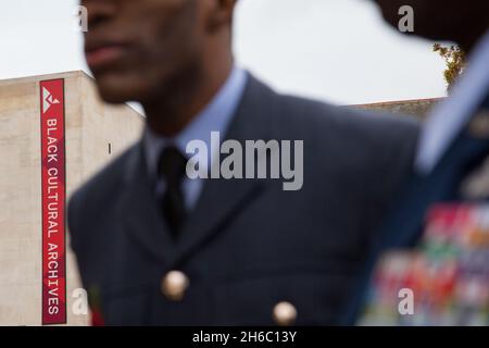 Londres, Royaume-Uni.14 novembre 2021.Les Archives culturelles noires peuvent être vues pendant la commémoration des soldats africains et caribéens de la région.Des centaines de personnes se rassemblent sur la place Windrush, Brixton, pour honorer la contribution des soldats africains et caribéens à la première et à la deuxième Guerre mondiale(Photo de Thabo Jaiyesimi/SOPA Images/Sipa USA) crédit: SIPA USA/Alay Live News Banque D'Images