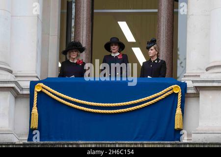 Londres, Royaume-Uni.14 novembre 2021.(G-D)la duchesse de Cornouailles, Camillia, la duchesse de Cambridge, Catherine et la comtesse de Wessex, Sophie sont vues pendant le Service national du souvenir à Cenotaph, Londres.Le Service national du souvenir se tient chaque année le deuxième dimanche de novembre (dimanche du souvenir) au Cenotaph, à Londres, pour commémorer le service et le sacrifice de tous ceux qui sont tombés dans le service militaire de leur pays.Crédit : SOPA Images Limited/Alamy Live News Banque D'Images