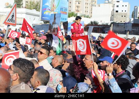 Tunis, Tunisie.31 mai 2020.Des manifestants sont drapeaux lors d'une manifestation contre la prise de pouvoir par le président Kais Saied à Tunis.des milliers de Tunisiens se sont rassemblés devant le Parlement pour protester contre une prise de pouvoir présidentielle qu'ils ont considérée comme un « coup d'État » à Tunis.(Image de crédit : © Jdidi Wassim/SOPA Images via ZUMA Press Wire) Banque D'Images