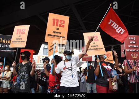 Bangkok, Thaïlande.14 novembre 2021.Les manifestants contre la monarchie absolue se sont rassemblés à l'intersection de Pathumwan avant de marcher à l'ambassade d'Allemagne à Bangkok, pour présenter une déclaration le 14 novembre 2021.(Credit image: © Teera Noisakran/Pacific Press via ZUMA Press Wire) Banque D'Images