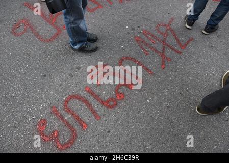 Bangkok, Thaïlande.14 novembre 2021.Des manifestants contre la monarchie absolue se sont rassemblés à l'intersection de Pathumwan avant de marcher à l'ambassade d'Allemagne à Bangkok, en Thaïlande, pour présenter une déclaration le 14 novembre 2021.(Credit image: © Teera Noisakran/Pacific Press via ZUMA Press Wire) Banque D'Images