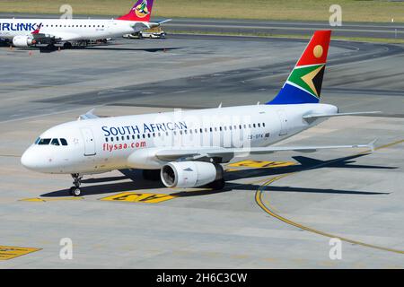 South African Airways Airbus A319 en train de rouler à l'aéroport de Johannesburg OU de Tambo.Relance de l'avion A319 de SAA. Banque D'Images