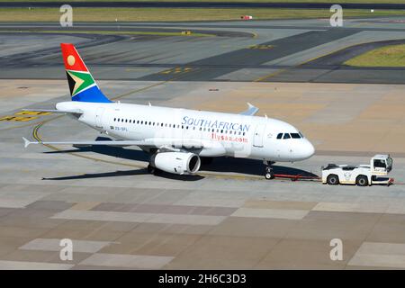 Avion Airbus A319 de South African Airways à l'aéroport de Johannesburg OU de Tambo.Avion A319 de SAA après avoir relancé ses opérations. Banque D'Images