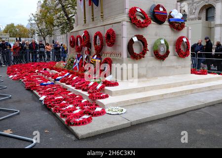 Londres, Royaume-Uni.Les membres du public paient leurs respects au Cenotaph le dimanche du souvenir où une mer de couronnes rouges a été déposée pour les morts de la guerre. Banque D'Images
