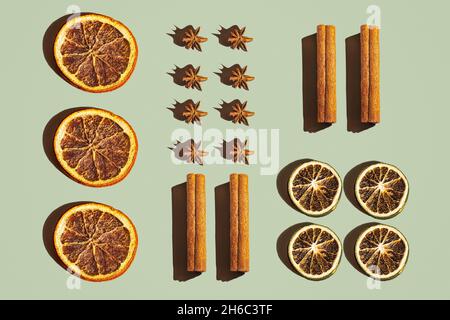 Ingrédients de vin chaud séchés sur fond vert clair Banque D'Images
