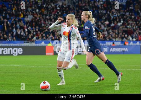 Lyon, France.14 novembre 2021.Lyon, France, 14 novembre 2021 Ada Hegerberg (14 Lyon) passe devant Amanda Ilestedt (15 PSG) lors du match français des Womens D1 Arkema entre l'Olympique Lyonnais et Paris Saint-Germain au stade Groupama de Lyon, en France.Lyubomir Domozetski/SPP crédit: SPP Sport Press photo./Alamy Live News Banque D'Images