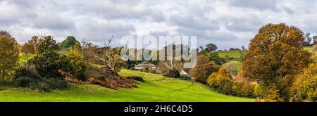 Panorama sur la maison et les jardins d'Ugbrooke à partir d'un drone aux couleurs d'automne, Exeter, Devon, Angleterre, Europe Banque D'Images