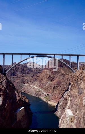 Mike O'Callaghan–Pat Tillman Memorial Bridge devant le barrage Hoover Banque D'Images