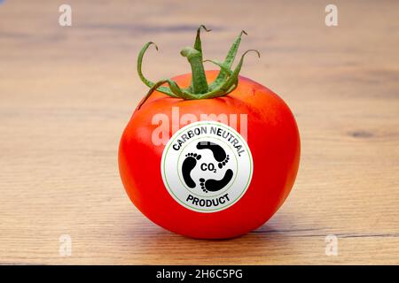 tomate avec étiquette de produit neutre en carbone, étiquettes de consommation sur les aliments pour aider à une consommation durable et éthique Banque D'Images