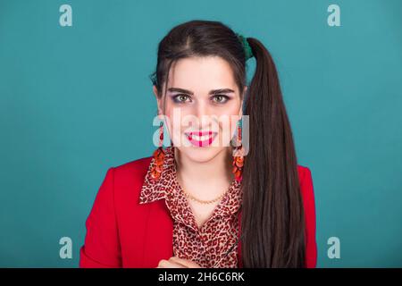 Maquillage coloré lumineux dans le style des années 80 et 90 sur une belle jeune femme. Banque D'Images