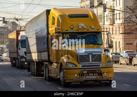 Le vieux camion Freightliner jaune se déplace dans la rue centrale de Tula, Russie Banque D'Images