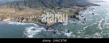 Le paisible Océan Pacifique se délase sur la côte sauvage de la Californie du Nord à Westport.La Pacific Coast Highway longe cette région pittoresque. Banque D'Images