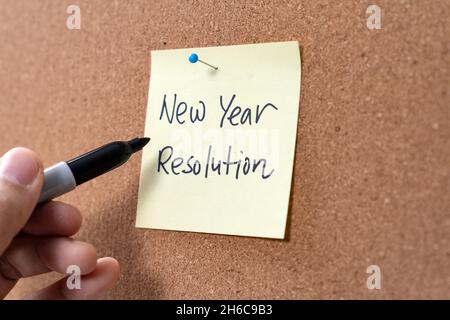 Résolution de la nouvelle année inscrite sur le bloc-notes autocollant jaune Banque D'Images