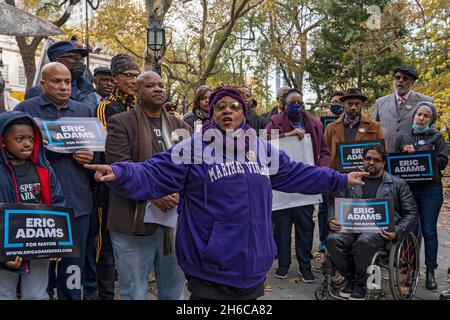 NEW YORK, NY - NOVEMBRE 14 : Jackie Rowe-Adams, cofondatrice de Harlem Mothers S.A.V.E . parle lors d'un rassemblement à City Hall Park le 14 novembre 2021 à New York.Des militants contre la violence par armes à feu ont organisé un rassemblement en faveur du maire élu Eric Adams,Qui a été menacé par le co-fondateur du BLM de New York Hawk Newsome qui a juré qu'il y aura des « émeutes », des « incendies » et des « effusions de sang » si le maire élu Eric Adams donne suite à sa promesse de ramener des flics en civil contre le crime pour combattre la montée en puissance de crimes violents à New York.Une coalition de militants de la communauté noire et brune montre sa solidarité avec le maire-elec Banque D'Images