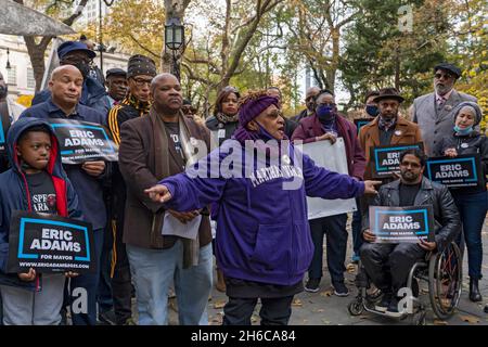 NEW YORK, NY - NOVEMBRE 14 : Jackie Rowe-Adams, cofondatrice de Harlem Mothers S.A.V.E . parle lors d'un rassemblement à City Hall Park le 14 novembre 2021 à New York.Des militants contre la violence par armes à feu ont organisé un rassemblement en faveur du maire élu Eric Adams,Qui a été menacé par le co-fondateur du BLM de New York Hawk Newsome qui a juré qu'il y aura des « émeutes », des « incendies » et des « effusions de sang » si le maire élu Eric Adams donne suite à sa promesse de ramener des flics en civil contre le crime pour combattre la montée en puissance de crimes violents à New York.Une coalition de militants de la communauté noire et brune montre sa solidarité avec le maire-elec Banque D'Images