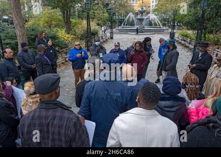 NEW YORK, NY - NOVEMBRE 14 : Jackie Rowe-Adams, cofondatrice de Harlem Mothers S.A.V.E . parle lors d'un rassemblement à City Hall Park le 14 novembre 2021 à New York.Des militants contre la violence par armes à feu ont organisé un rassemblement en faveur du maire élu Eric Adams,Qui a été menacé par le co-fondateur du BLM de New York Hawk Newsome qui a juré qu'il y aura des « émeutes », des « incendies » et des « effusions de sang » si le maire élu Eric Adams donne suite à sa promesse de ramener des flics en civil contre le crime pour combattre la montée en puissance de crimes violents à New York.Une coalition de militants de la communauté noire et brune montre sa solidarité avec le maire-elec Banque D'Images