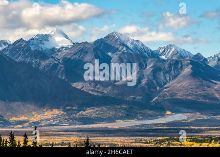 Conduite en automne le long d'une autoroute isolée avec un paysage couvert d'or en septembre lors d'une excursion en route sauvage en automne. Banque D'Images