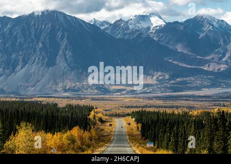 Conduite en automne le long d'une autoroute isolée avec un paysage couvert d'or en septembre lors d'une excursion en route sauvage en automne. Banque D'Images