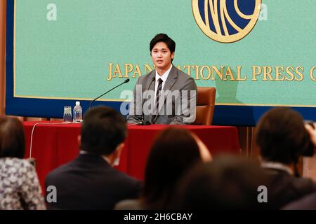 Tokyo, Japon.15 novembre 2021.Shohei Ohtani, joueur à deux sens des Anges de Los Angeles, parle lors d'une conférence de presse au Japan National Press Club à Tokyo.Ohtani, un joueur de base-ball de la Ligue majeure, est considéré comme l'un des trois favoris pour le prix de joueur le plus précieux de cette saison dans la Ligue américaine.(Image de crédit: © Rodrigo Reyes Marin/ZUMA Press Wire) Banque D'Images