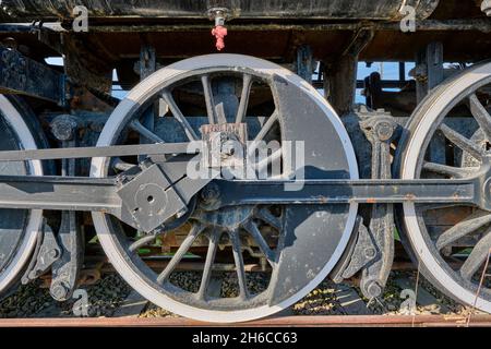 Photo en gros plan des roues motrices d'une locomotive à vapeur ancienne. Banque D'Images