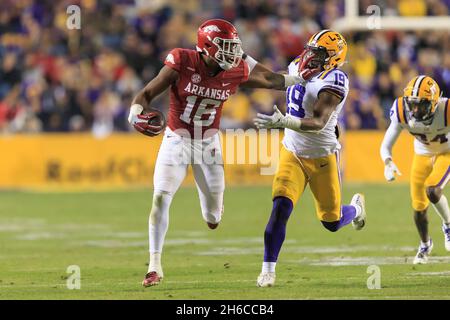 Arkansas Razorbacks large Receiver Treylon Burks (16) détient le linebacker Mike Jones Jr. De LSU Tigers (19), le samedi 13 novembre 2021, à Baton Rouge,Lou Banque D'Images