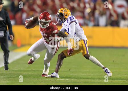 Arkansas Razorbacks, grand récepteur Treylon Burks (16), se présente comme le LSU Tigers Corner back Darren Evans (24) défend, samedi 13 novembre 2021, à Ba Banque D'Images