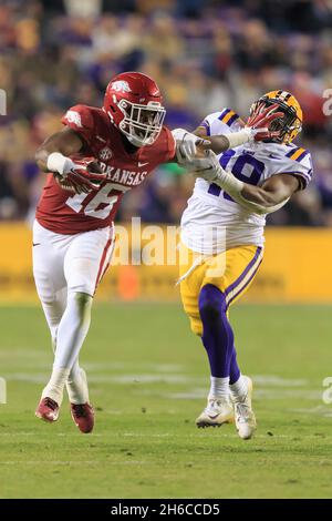 Arkansas Razorbacks large Receiver Treylon Burks (16) détient le linebacker Mike Jones Jr. De LSU Tigers (19), le samedi 13 novembre 2021, à Baton Rouge,Lou Banque D'Images