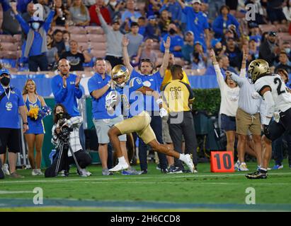 Pasadena, Californie, États-Unis.13 novembre 2021.UCLA Bruins Wide Receiver Kam Brown #0 porte le ballon pendant le match de football NCAA entre les Bruins UCLA et les Buffaloes du Colorado au Rose Bowl à Pasadena, Californie.Crédit photo obligatoire : Charles Baus/CSM/Alay Live News Banque D'Images