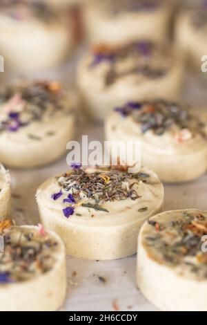 Gros plan sur du savon de lavande fait à la main et des fleurs Banque D'Images