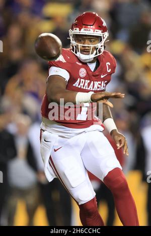 Arkansas Razorbacks quarterback KJ Jefferson (1) met le ballon sur la course contre LSU, samedi 13 novembre 2021, à Baton Rouge,Louisiane. Banque D'Images