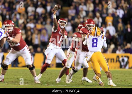 Arkansas Razorbacks Quarterback KJ Jefferson (1) passe à la ligne de touche contre LSU, samedi 13 novembre 2021, à Baton Rouge,Louisiane.(KIRK Meche/i Banque D'Images