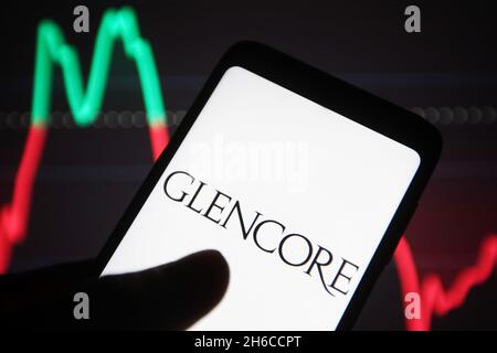 Ukraine.14 novembre 2021.Dans cette illustration, un logo Glencore plc (Glencore International AG) est visible sur un smartphone.Crédit : SOPA Images Limited/Alamy Live News Banque D'Images