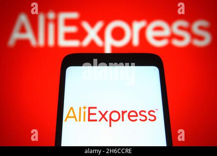 Ukraine.14 novembre 2021.Dans cette illustration, un logo AliExpress apparaît sur un smartphone et un écran d'ordinateur.Crédit : SOPA Images Limited/Alamy Live News Banque D'Images