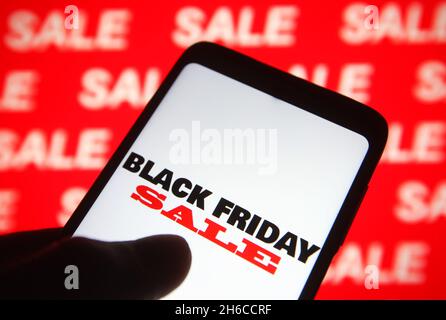 Ukraine.14 novembre 2021.Dans cette illustration, un mot de vente du Vendredi fou est visible sur un smartphone.Crédit : SOPA Images Limited/Alamy Live News Banque D'Images