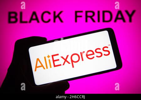 Ukraine.14 novembre 2021.Dans cette illustration, un logo AliExpress est visible sur l'écran d'un smartphone avec des mots du Vendredi fou en arrière-plan.Crédit : SOPA Images Limited/Alamy Live News Banque D'Images