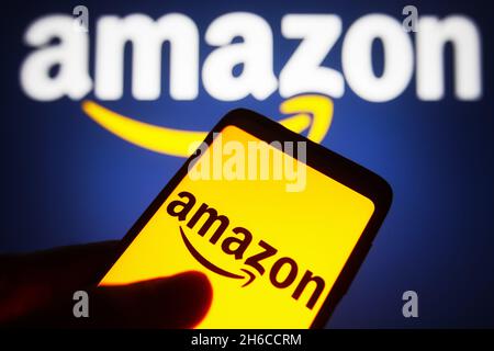 Ukraine.14 novembre 2021.Dans cette illustration, un logo Amazon apparaît sur un smartphone et un écran de pc.Crédit : SOPA Images Limited/Alamy Live News Banque D'Images