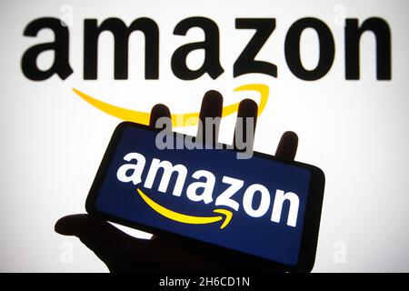 Ukraine.14 novembre 2021.Dans cette illustration, un logo Amazon apparaît sur un smartphone et un écran de pc.(Photo de Pavlo Gonchar/SOPA Images/Sipa USA) crédit: SIPA USA/Alay Live News Banque D'Images