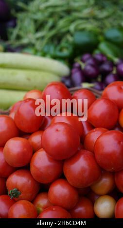 Image haute résolution : tomate et tomate Vendeur sur un marché indien dynamique #tomate ,tomatoseller, #india, #Vegetablemarket Banque D'Images