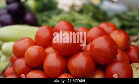 Image haute résolution : tomate et tomate Vendeur sur un marché indien dynamique #tomate ,tomatoseller, #india, #Vegetablemarket Banque D'Images