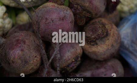 ¸betterave rouge rubis fraîche prête pour une variété de plats délicieux. Betterave : un légume-racine vibrant rempli de vitamines et de minéraux. Banque D'Images