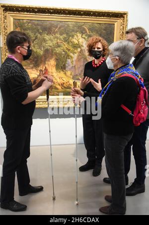 Leipzig, Allemagne.14 novembre 2021.Au Musée des Beaux-Arts, les aveugles et les malvoyants se tiennent à l'exposition 'Caspar David Friedrich et les Düsseldorf Romanticss' lors d'une conférence d'art avec Carolin Rothmund (2e à partir de la gauche) Chef de l'éducation artistique et le co-modérateur aveugle Sebastian Schulze (l).Le musée propose des conférences d'art spéciales sur son exposition pour les personnes avec et sans déficience visuelle.Les participants s'occupent intensivement de la visualisation des œuvres d'art.Credit: Waltraud Grubitzsch/dpa-Zentralbild/dpa/Alay Live News Banque D'Images