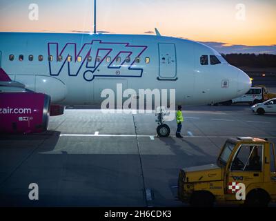 Un avion Wizz Air vu à l'aéroport de Vienne. Banque D'Images