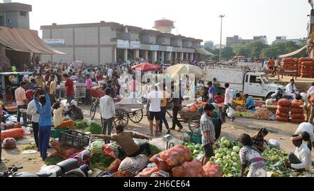 Haute résolution : marché de légumes animé en Inde #india #indianmarket #indianbazaar #Vegetablemarketindia #freshproduceindia #spicesindia #veg Banque D'Images