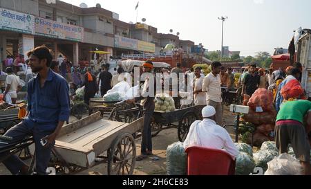 Cueillette les produits de saison parfaits au marché local de Noida. #HealthyChoices #vie #fruits #marché #Inde #personnes #foule Banque D'Images