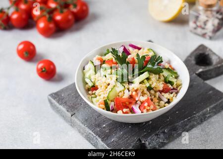 Salade de bulgur de l'est et de tabouleh de légumes dans une assiette.Plat végétarien. Banque D'Images