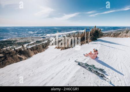 Ski - une femme en ski fait une pause en regardant la vue incroyable de paysage de la nature d'hiver manger une pomme.Ski alpin - ski de descente à Banque D'Images