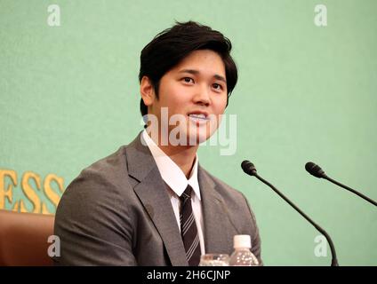 Tokyo, Japon.15 novembre 2021.Shohei Ohtani, joueur de baseball professionnel japonais, jouant aux Anges de Los Angeles du Major Legue Baseball, parle au Japan National Press Club à Tokyo le lundi 15 novembre 2021.Il a marqué le record exceptionnel de 9 gains-2 de perte pour le pitching et 46 homer pour le batting à la saison 2021.Credit: Yoshio Tsunoda/AFLO/Alay Live News Banque D'Images